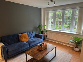 Comfortable 3 Bed House with Garden & Parking